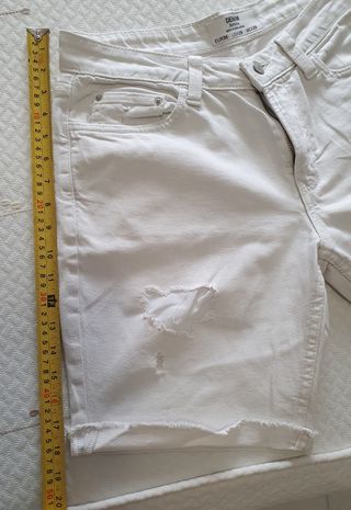 Bermuda vaquera blanca rota Bershka Talla 36