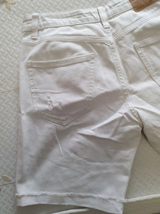 Bermuda vaquera blanca rota Bershka Talla 36
