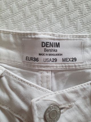 Bermuda vaquera blanca rota Bershka Talla 36