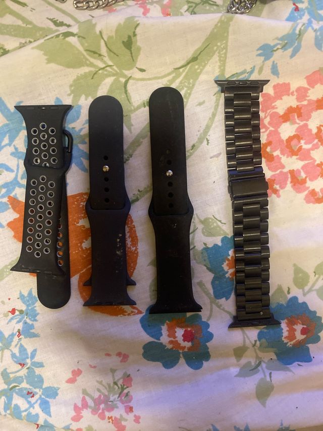 Correas de reloj negras y una de hierro