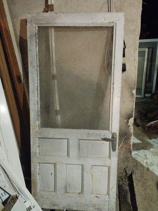 Puerta de madera con cristal