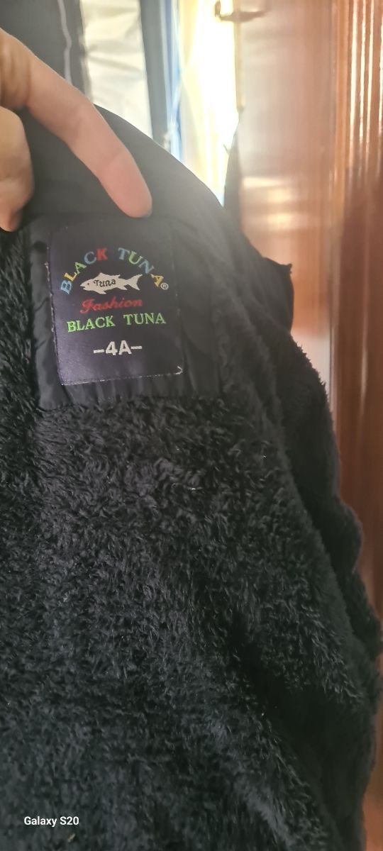 Cazadora niña azul marino con rosas bordadas