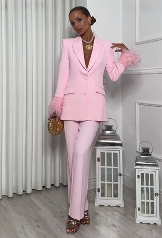 Traje rosa plumas