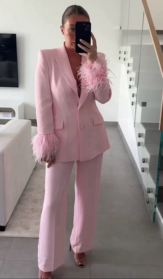 Traje rosa plumas