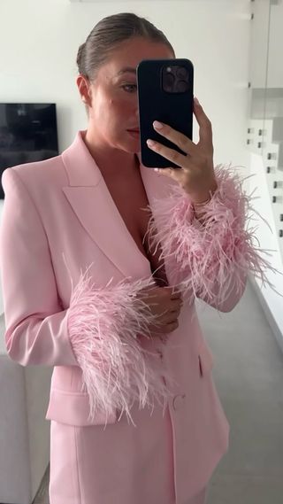 Traje rosa plumas