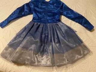 Traje azul con falda de tul y detalles plateados