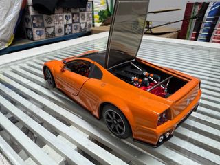 Coche de juguete naranja