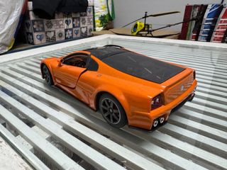 Coche de juguete naranja
