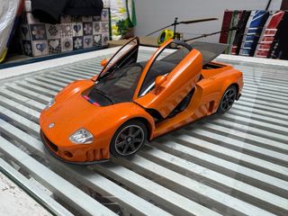 Coche de juguete naranja