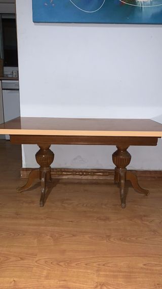 Mesa de comedor de madera