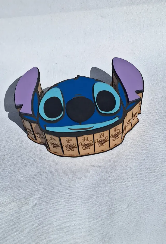 Caja de madera Stitch personalizada con el nombre