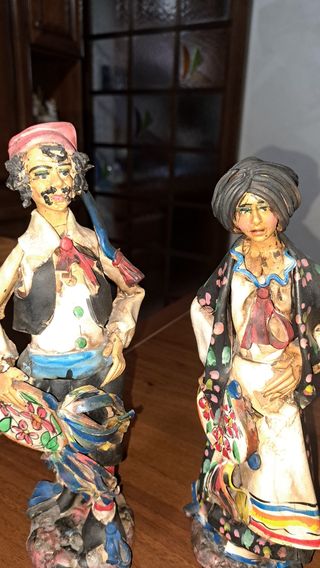 Coppia di figure siciliane in terracotta
