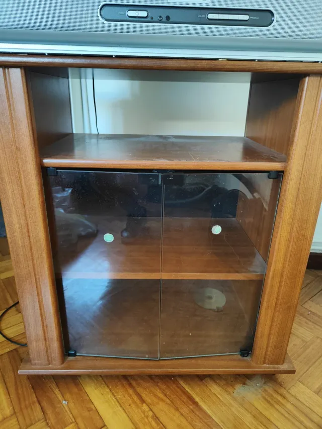 Mueble TV madera con puertas cristal