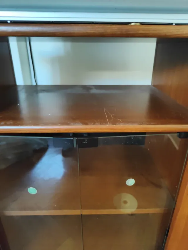 Mueble TV madera con puertas cristal