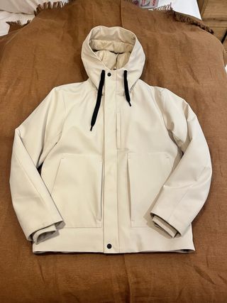 Cazadora Zara con capucha beige