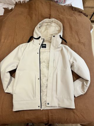 Cazadora Zara con capucha beige