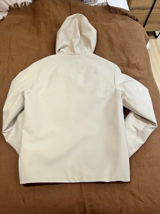 Cazadora Zara con capucha beige