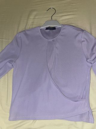 Top Bershka manga larga lila con escote