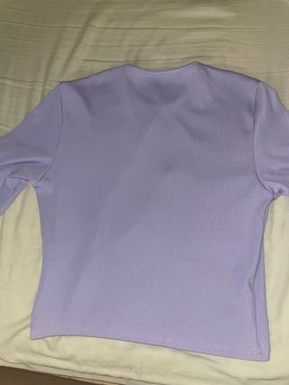 Top Bershka manga larga lila con escote