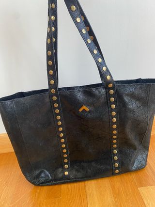 Bolso Negro Caos con Tachuelas Doradas