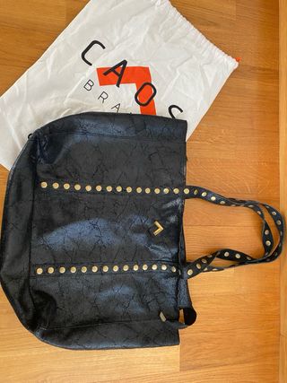 Bolso Negro Caos con Tachuelas Doradas