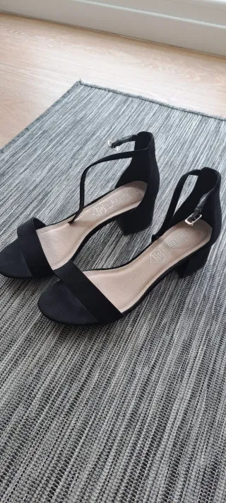 Sandalias negras tacón bajo