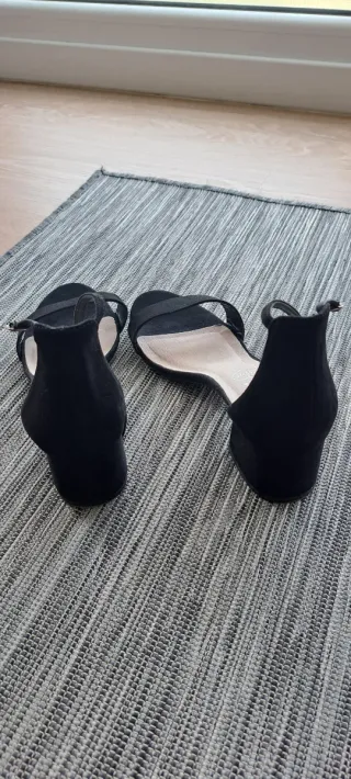Sandalias negras tacón bajo