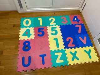 Alfombra de espuma con letras y números
