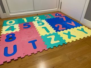 Alfombra de espuma con letras y números