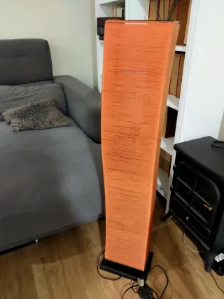 Lámpara de hilo naranja y negra