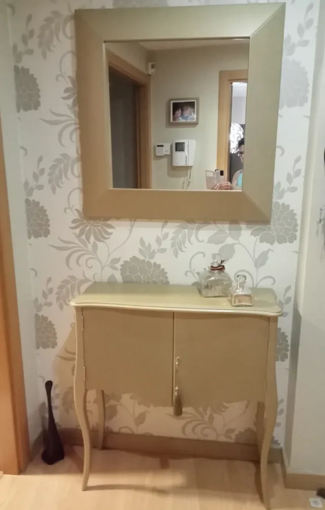 Mueble de entrada y espejo dorado