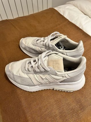 Zapatillas Adidas Sportwear grises y blancas