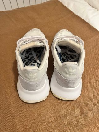 Zapatillas Adidas Sportwear grises y blancas