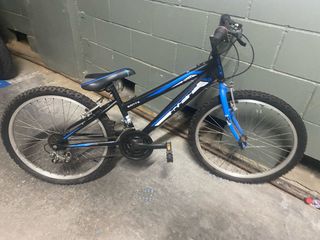 Bicicleta infantil negra y azul