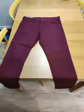 Pantalón pitillo Zara color vino talla 46
