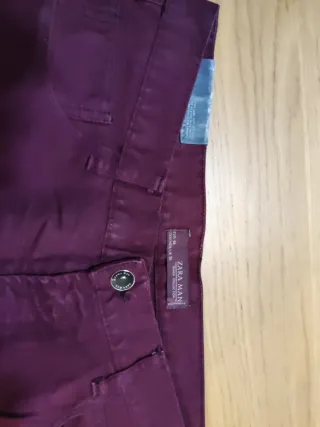 Pantalón pitillo Zara color vino talla 46