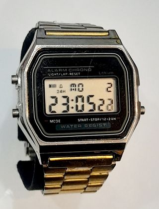 Reloj Casio Digital Negro y Dorado