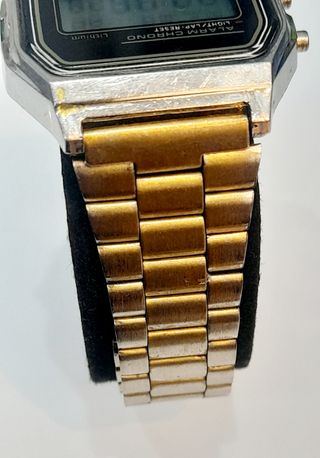 Reloj Casio Digital Negro y Dorado