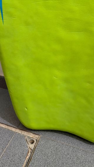 Tabla de surf verde.
