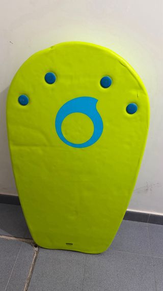 Tabla de surf verde.