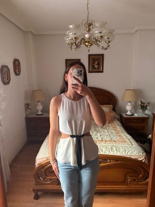 Blusa blanca con detalles negros