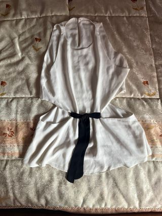 Blusa blanca con detalles negros