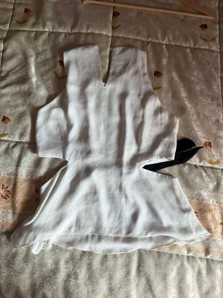Blusa blanca con detalles negros