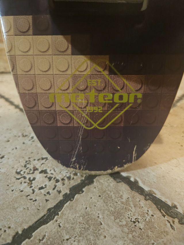 Skateboard con grip design mattoncini