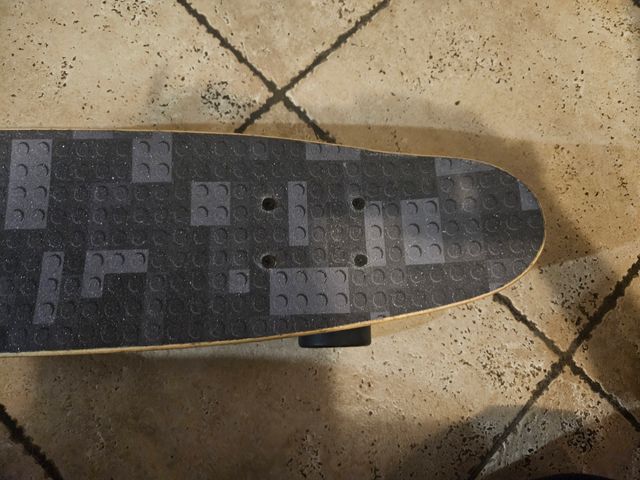 Skateboard con grip design mattoncini