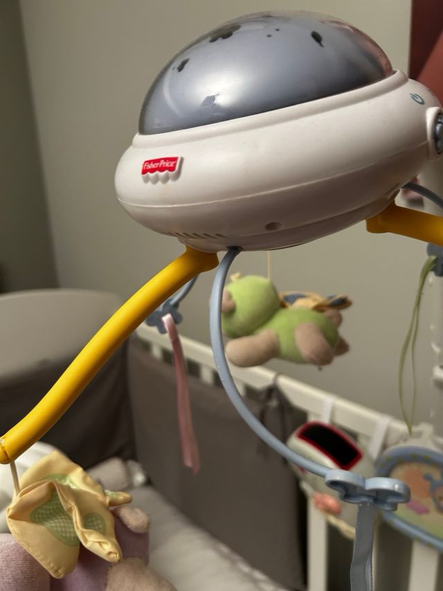 Móvil de cuna con proyector