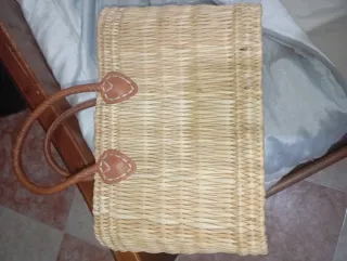 Bolso de mimbre con asas de cuero