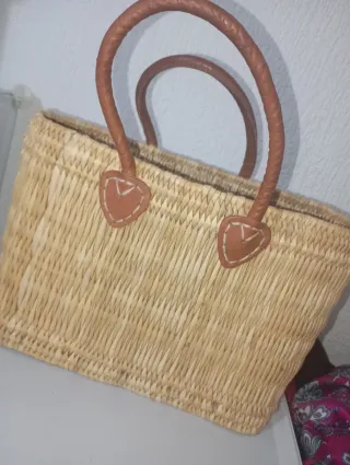 Bolso de mimbre con asas de cuero