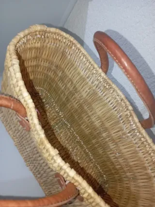 Bolso de mimbre con asas de cuero