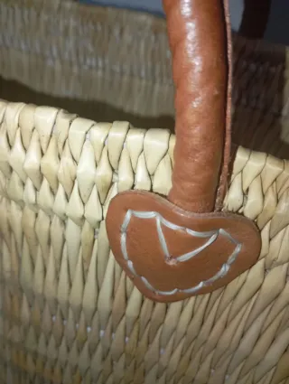 Bolso de mimbre con asas de cuero
